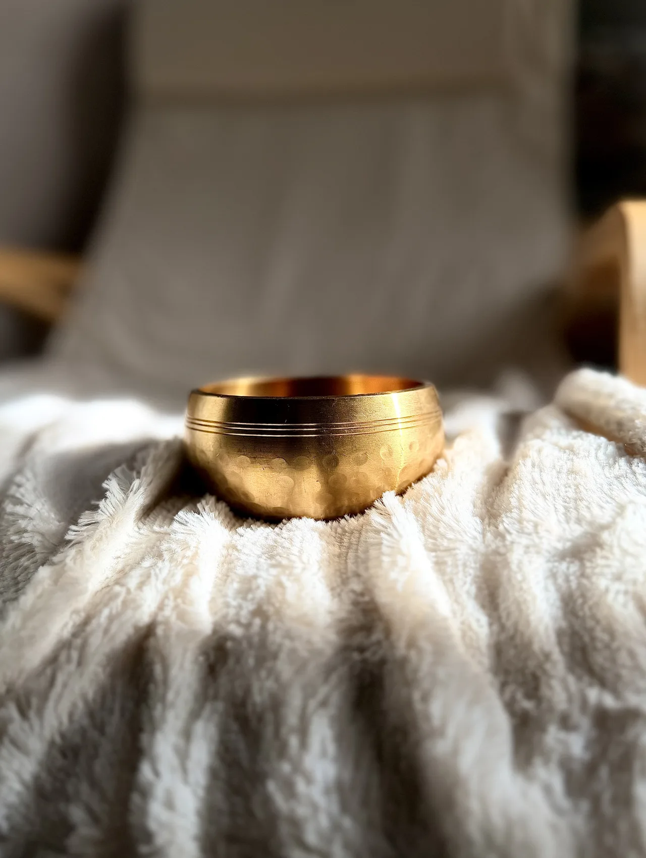 Bol chantant doré sur une étoffe blanche, lumière naturelle