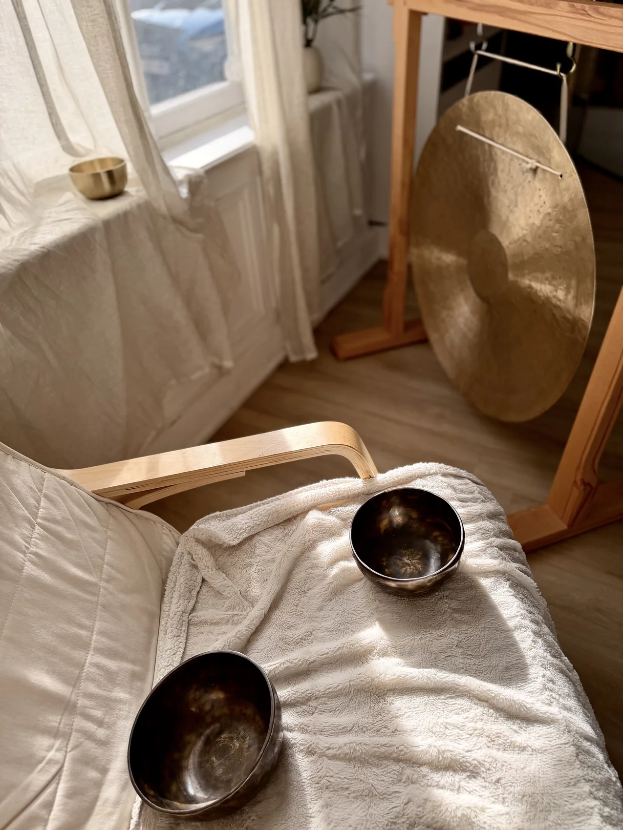 Deux bols chantants dorés et un maillet, lumière du matin, studio Résonance, Paris 16