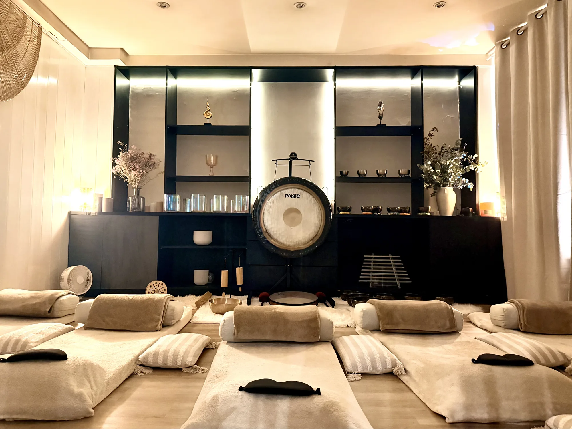 The Résonance studio set up for a sound bath: gong, mats and bolsters laid out, Paris 16