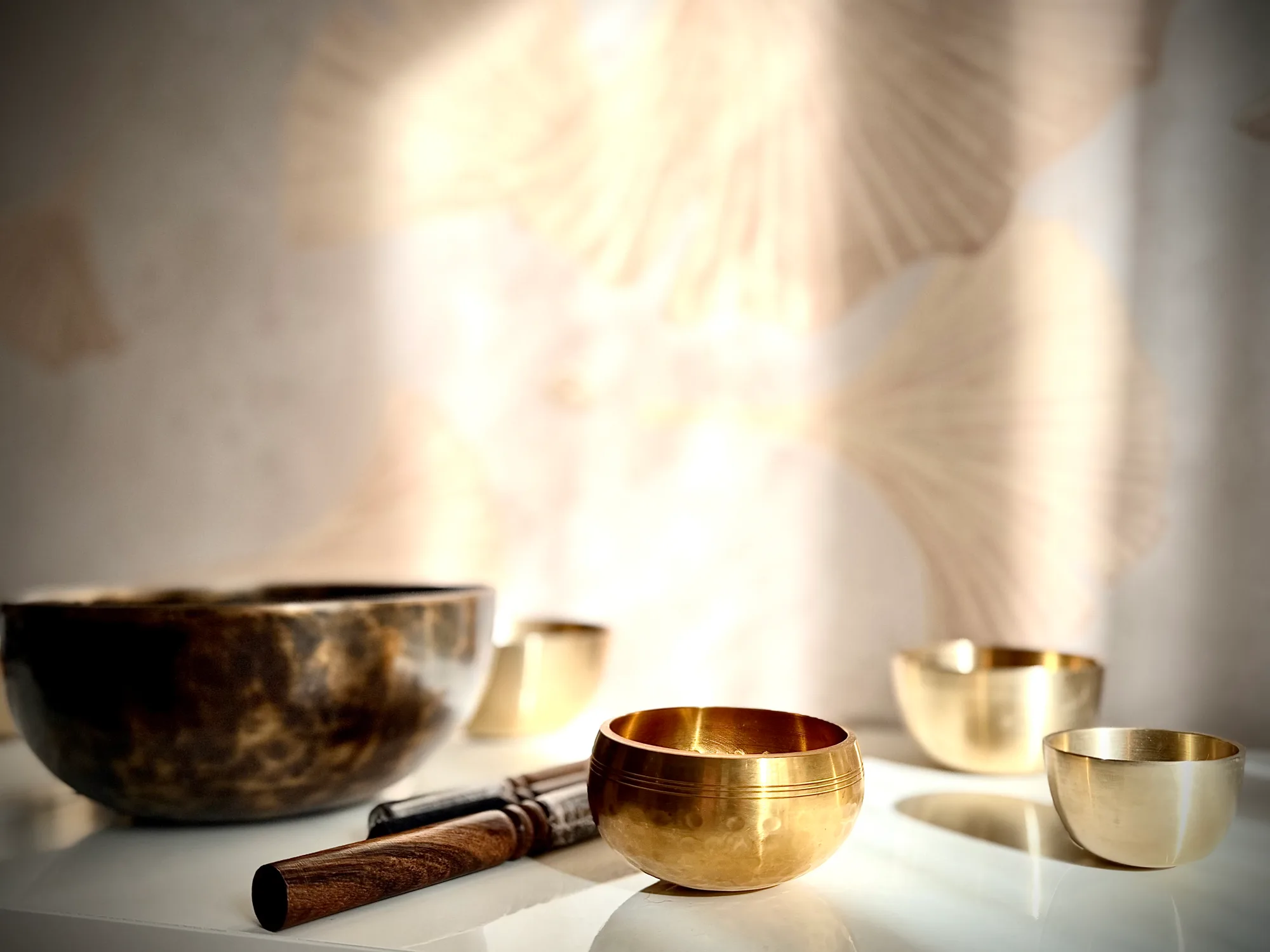 Golden singing bowls in the morning light at the Résonance studio, Paris 16