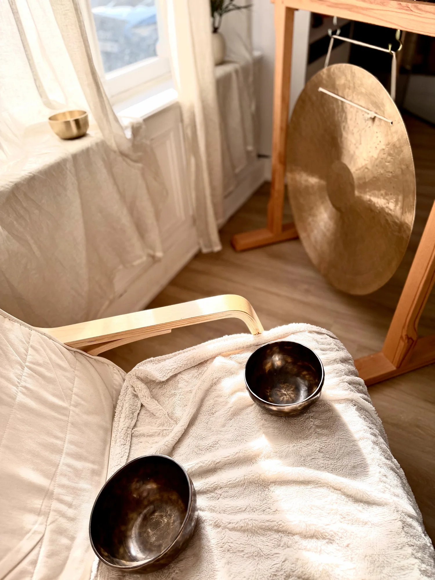 Close-up of a singing bowl during a sound therapy session at Résonance