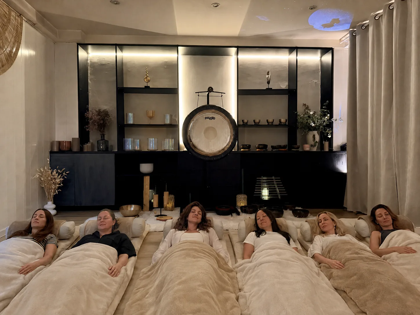 Groupe allongé sous les couvertures pendant une privatisation du studio Résonance, Paris 16