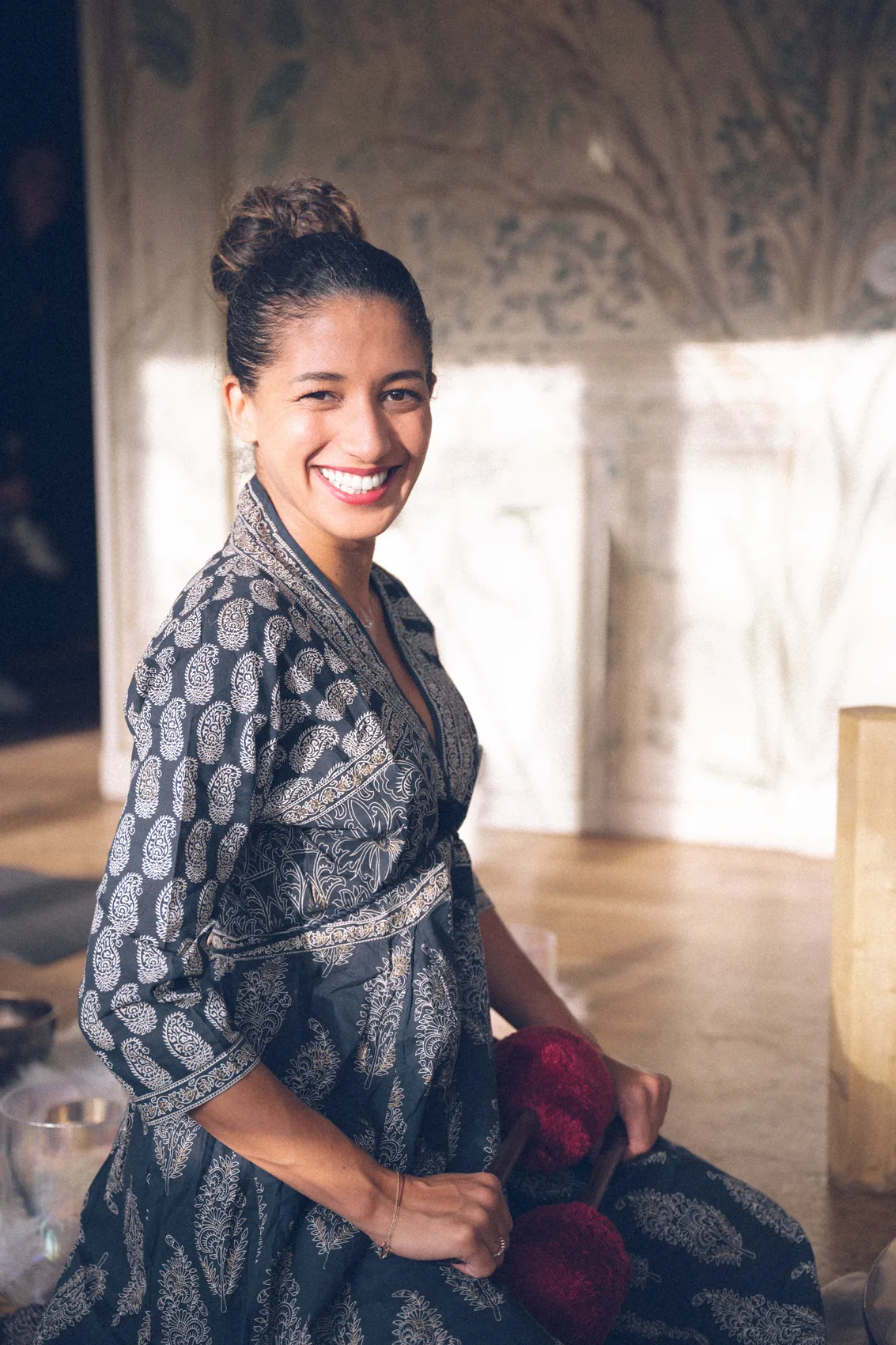 Portrait souriant de Zahra lors d'un événement Résonance, l'accueil salué 5,0 étoiles par les participants à Paris 16