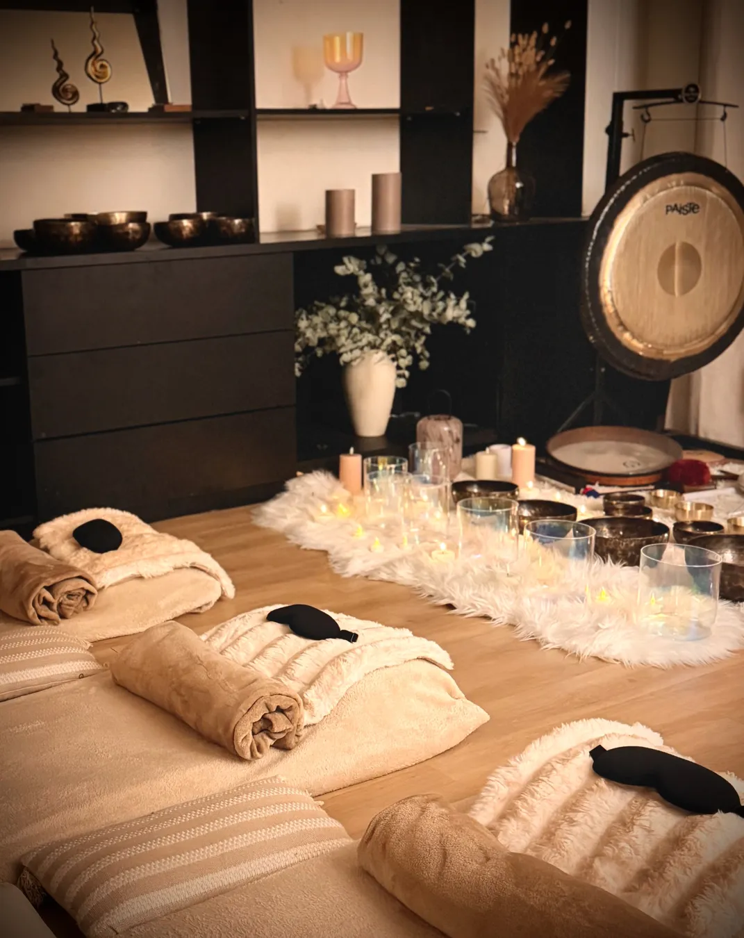 Table d'accueil du studio : bols, serviettes, masques et bougies